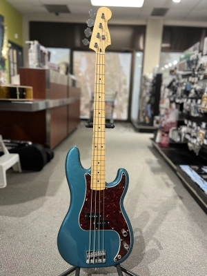Fender Player Precision Bass, Maple Fingerboard, Limited-Edition Ocean Turquoise